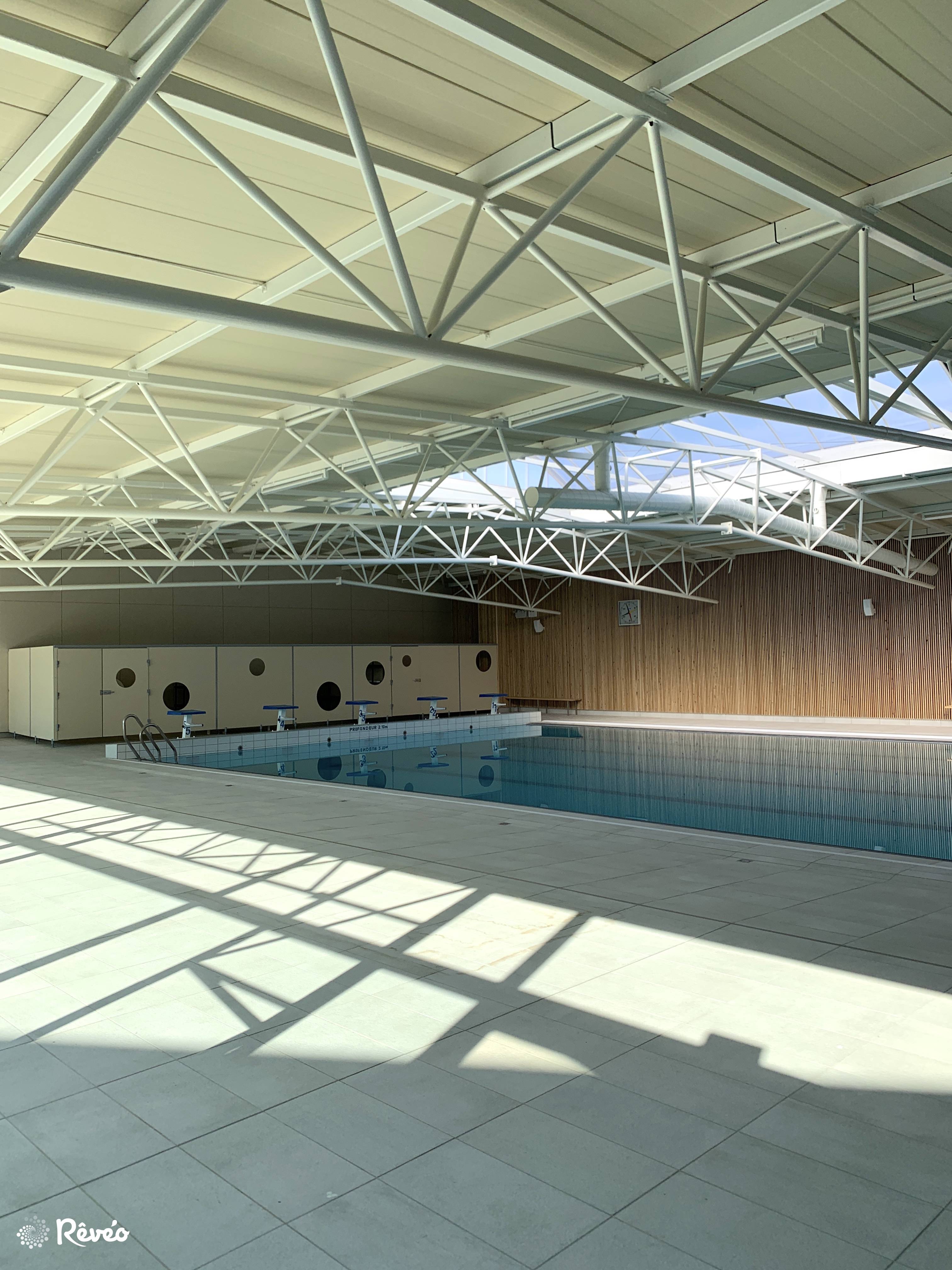 le bassin sportif avec ses 4 couloirs de nage et sa profondeur variant de 0,90 à 2,10 m