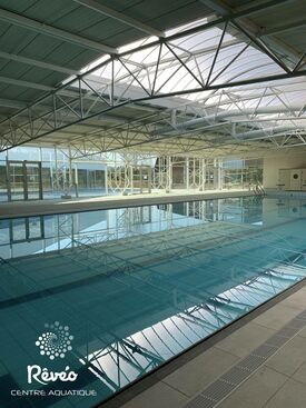 Le bassin sportif avec ses 4 couloirs de nage et sa profondeur variant de 0,90 à 2,10 m